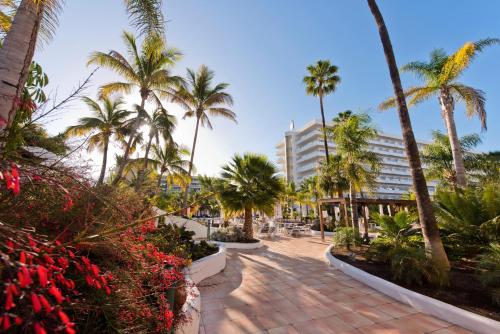 chodnik z palmami i budynek w obiekcie Hotel Gran Canaria Princess - Adults Only w mieście Playa del Ingles