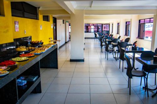 - un restaurant avec des tables et des chaises où vous pourrez manger dans l'établissement Hotel Pirâmide Rodoviária, à Salvador