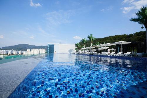 - une piscine avec du carrelage bleu sur l'eau dans l'établissement Hotel Susung Spa Resort, à Daegu