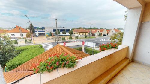 einen Balkon mit Blumen auf einem Gebäude in der Unterkunft Rusovský Penzión in Bratislava