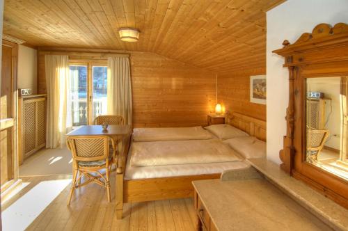 una camera con letto e scrivania di Chalet Sonne a Maria Alm am Steinernen Meer