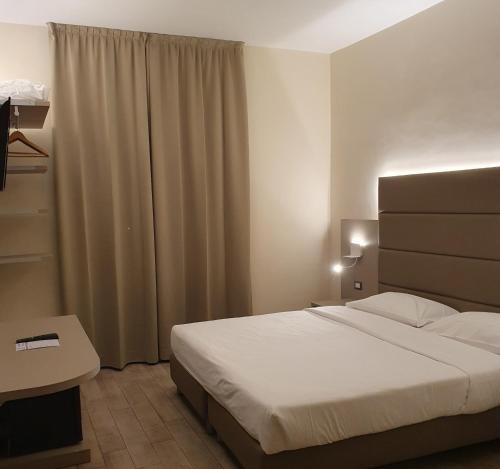 เตียงในห้องที่ LH Hotel Excel Roma Montemario