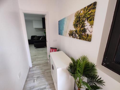 um quarto com um balcão branco e uma planta em Sweet Apt Charco by flamingo house em Arrecife