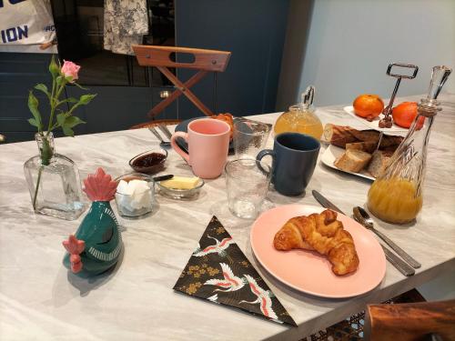 - une table avec un plateau de pâtisseries dans l'établissement Gîte l'Eden à l'Est, à Colombey-les-Deux-Églises