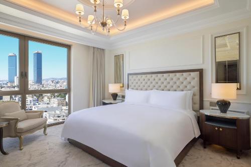 En eller flere senge i et værelse på The Ritz-Carlton, Amman