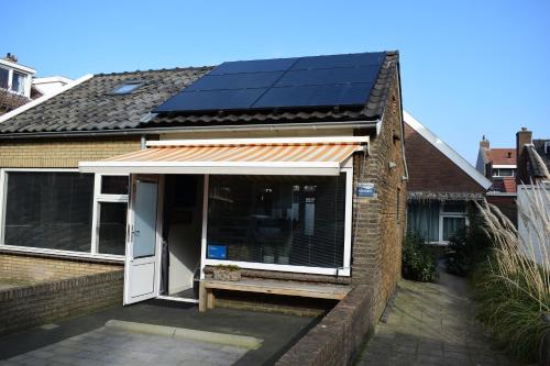 une maison avec des panneaux solaires sur le toit dans l'établissement ZeeBedStay, à Noordwijk aan Zee