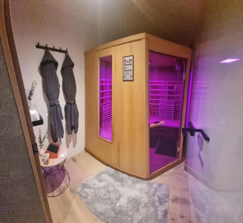 um quarto com iluminação roxa num quarto com uma porta em Appartement Krismer em Fügen