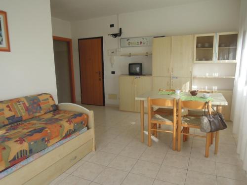 Una cocina o cocineta en Homely 1 bedroom flat with side sea view