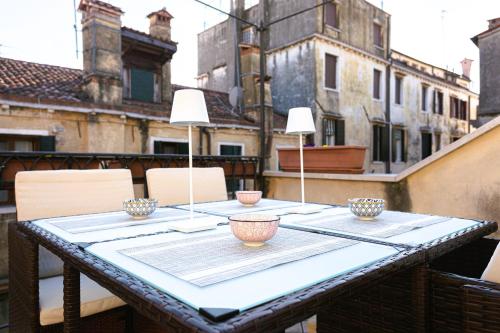 Balkon atau teras di San Marco Luxury Loft with Terrace