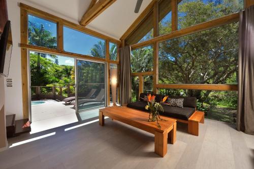 een woonkamer met een bank en een tafel bij Betikure Parc Lodge in Bourail