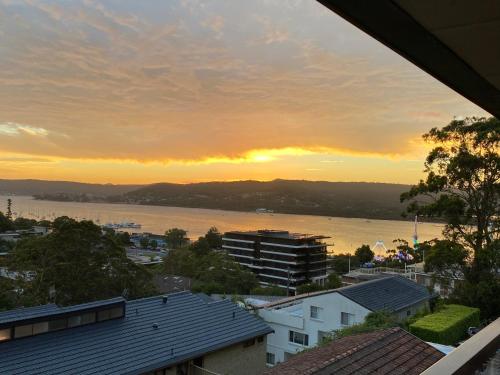 Blick auf einen Fluss mit Sonnenuntergang im Hintergrund in der Unterkunft Gosfords Best Location with Views in Gosford