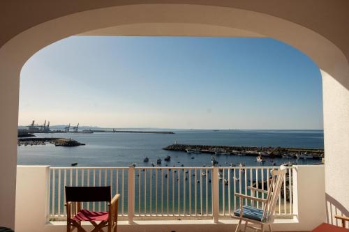 balcón con 2 sillas y vistas al agua en Manas Coliving, en Sines