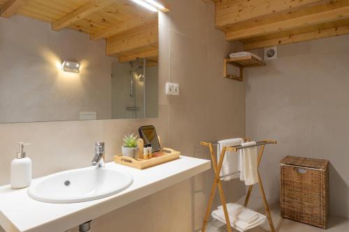 a bathroom with a sink and a mirror at Apartamento Férias (Apartamento Norte) in Costa Nova