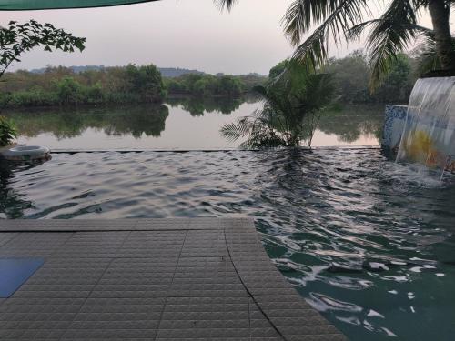 vistas a una masa de agua con muelle en Serene Waters Homestay Goa, en Panaji