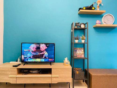 Cozy 3BR Apartment with Free Netflix tesisinde bir televizyon ve/veya eğlence merkezi