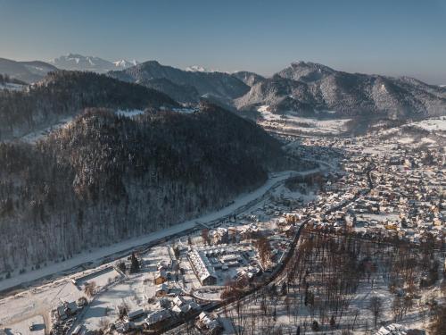 eine Luftblick auf eine Stadt mit Fluss und Bergen in der Unterkunft Szczawnica Park Resort & Spa in Szczawnica