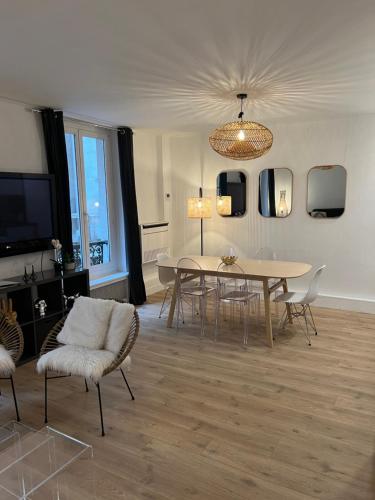 un soggiorno con tavolo da pranzo e sedie di NOTRE DAME - STYLISH APARTMENT a Parigi