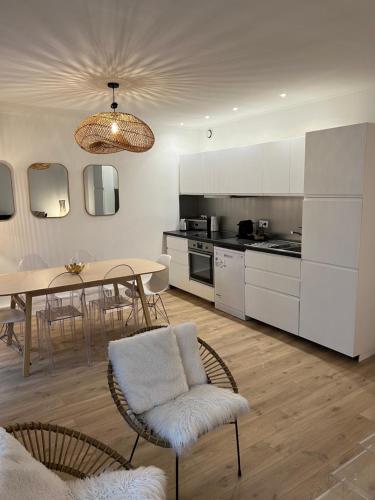 una cucina e una sala da pranzo con tavolo e sedie di NOTRE DAME - STYLISH APARTMENT a Parigi