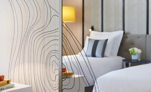 Voodi või voodid majutusasutuse Renaissance Paris La Defense Hotel toas