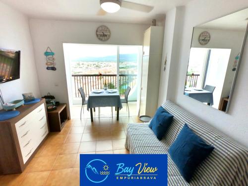 ein Wohnzimmer mit einem Sofa und einem Tisch in der Unterkunft Bay View Empuriabrava in Empuriabrava