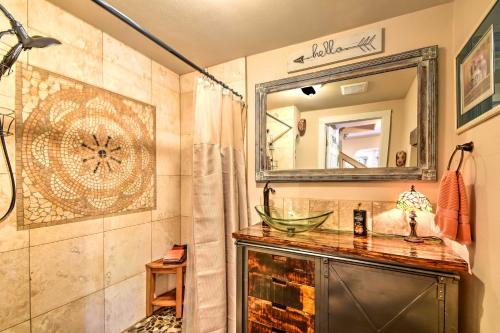 Cozy Home with Media Room Short Walk to Taos Plaza! tesisinde bir banyo