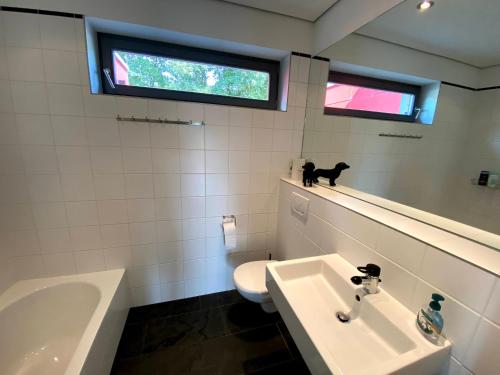 Un baño de BALTHASAR RESS Guesthouse am Rebhang im Rheingau