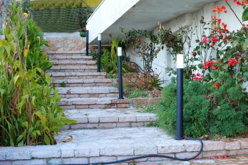 un conjunto de escaleras delante de una casa con flores en Davide Rooms, en Sarandë