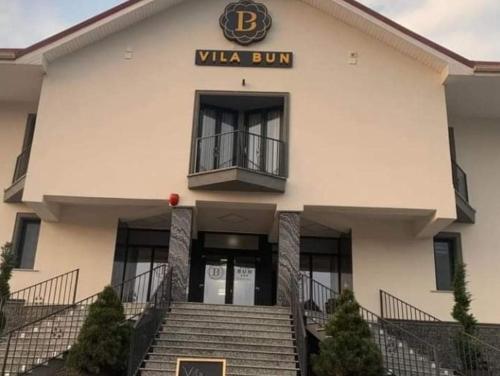 um edifício com uma placa que lê villa burn em Vila Bun em Baile Felix