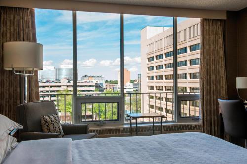 Säng eller sängar i ett rum på Sheraton Cavalier Saskatoon Hotel