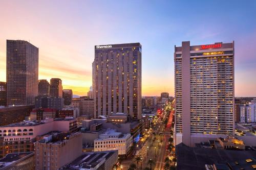 une ligne d'horizon avec de grands bâtiments au crépuscule dans l'établissement New Orleans Marriott, à La Nouvelle-Orléans