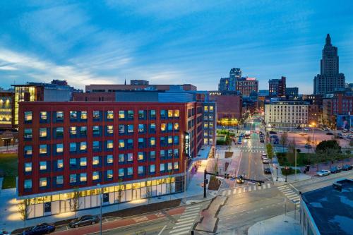 een skyline van de stad 's nachts met een rood gebouw bij Aloft Providence Downtown in Providence