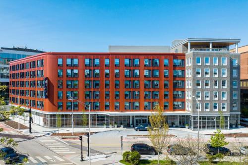 een groot rood gebouw met veel ramen bij Aloft Providence Downtown in Providence