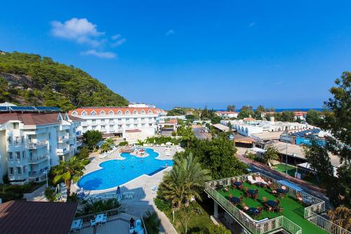 Bazén v ubytování MIRAMOR HOTEL & Spa - ULTRA ALL INCLUSIVE nebo v jeho okolí