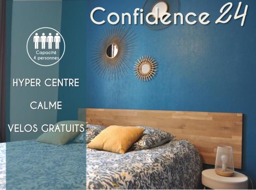 エクスレバンにあるAppartements CONFIDENCE hyper centre calme - SEJOURAIXLESBAINSの青い壁のベッドルームの雑誌表紙