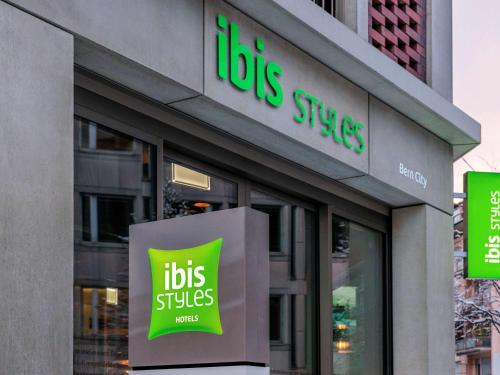 un magasin à l'avant d'un magasin avec des panneaux. dans l'établissement ibis Styles Bern City, à Berne