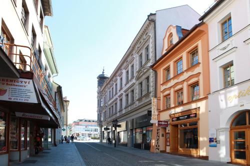 eine leere Straße in einer Stadt mit Gebäuden in der Unterkunft Penzion U Hejtmana in Klatovy