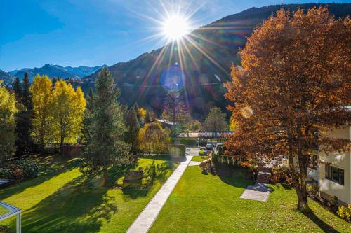 widok na park ze słońcem na niebie w obiekcie EUROPÄISCHER HOF Aktivhotel & Spa w mieście Bad Gastein