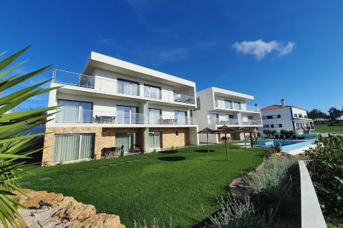 un gran edificio de apartamentos con patio y piscina en Ericeira Surf Apartments, en Ericeira