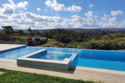 una piscina en medio de un patio en Ericeira Surf Apartments, en Ericeira