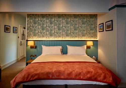 Tempat tidur dalam kamar di Anglesey Arms Hotel