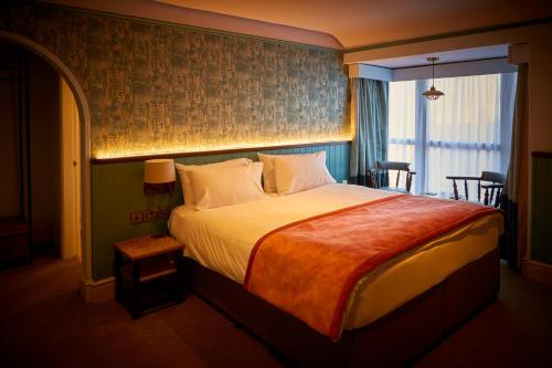 Tempat tidur dalam kamar di Anglesey Arms Hotel