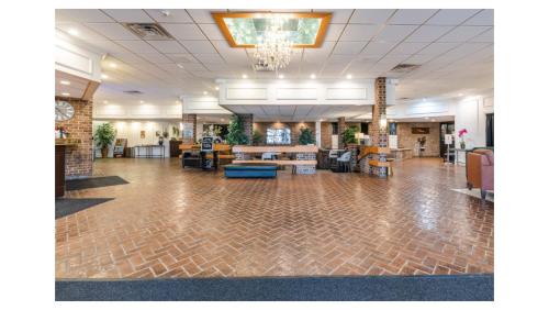 eine Lobby eines Krankenhauses mit großer Etage in der Unterkunft Altoona Grand Hotel in Altoona