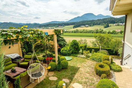 einen Garten mit einer Schaukel und Bergblick in der Unterkunft Relax & Beautiful View in Slovenj Gradec