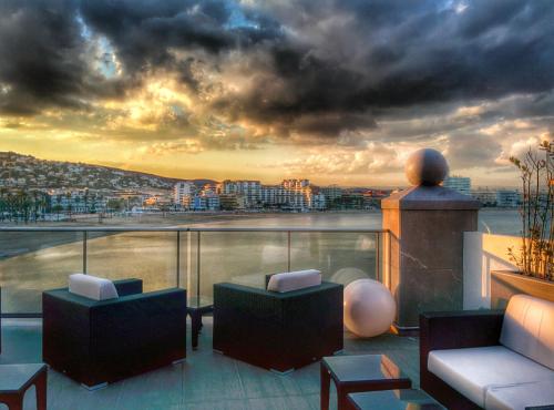 d'un balcon avec des canapés et une vue sur la ville. dans l'établissement Hotel Boutique La Mar - Adults Only, à Peñíscola