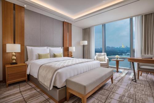 LOTTE Hotel Yangon में एक कमरे में एक या कई बेड