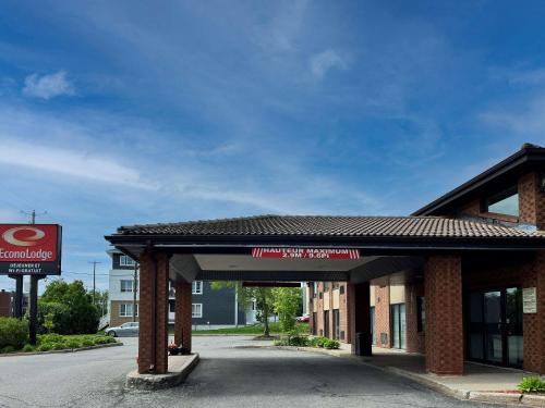 魁北克市Econo Lodge Airport Quebec的前面有标志的加油站