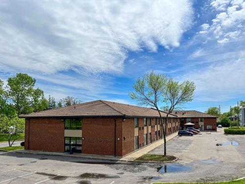 魁北克市Econo Lodge Airport Quebec的前面有停车位的大楼