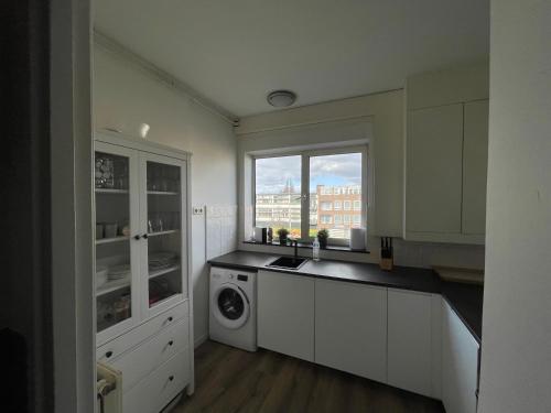 Il comprend une cuisine équipée d'un évier et d'un lave-linge. dans l'établissement Topsleep Apartments 24-2, à Arnhem