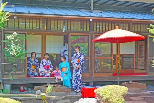 横滨日本庭園古民家　飯田屋　Traditional experience iidayajapan的一群和服者站在房子前