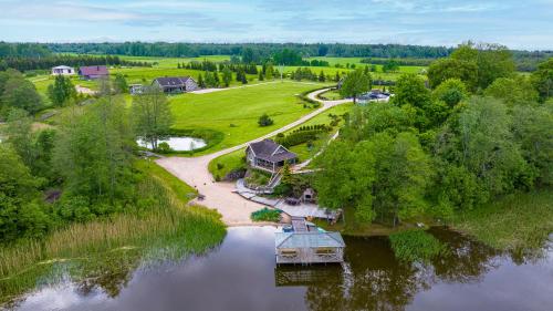 eine Luftansicht eines Hauses auf einem Fluss in der Unterkunft Vila Terra Resort in Girsteitiškis